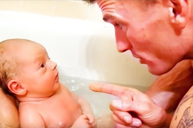 Khoảnh khắc hài hước của bé và bố