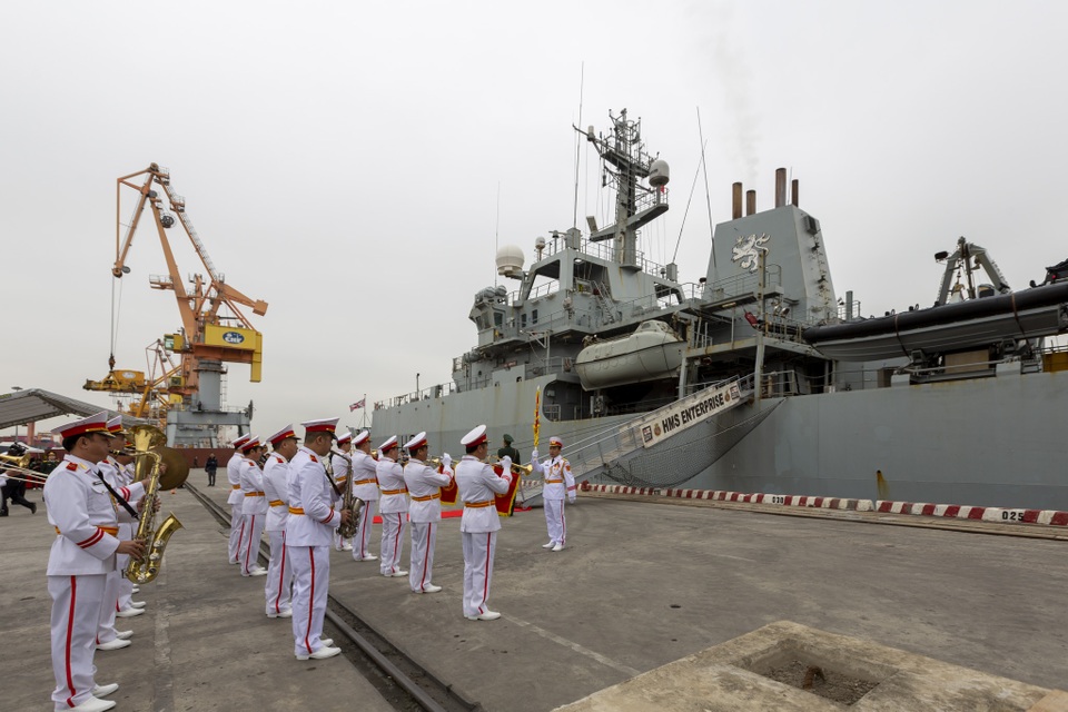 Đưa tàu thăm Việt Nam, Anh khẳng định cam kết tự do hàng hải - 1 Đưa tàu thăm Việt Nam, Anh khẳng định cam kết tự do hàng hải - 1