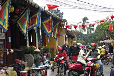 Du khách hào hứng dạo chợ Tết Hội An