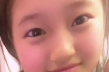 Nữ ca sĩ nổi tiếng Hàn Quốc Suzy tự biến gương mặt của mình thành trẻ em với bộ lọc “Baby”