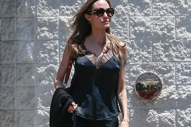 Vừa công bố dự án phim mới, Angelina Jolie xuống phố với phong thái gợi cảm