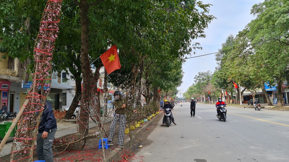 Chợ hoa Xuân ngày cuối năm: Bán tháo đồng giá - 14 Chợ hoa Xuân ngày cuối năm: Bán tháo đồng giá - 14