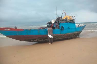Lại xuất hiện "tàu ma" trên bờ biển Quảng Bình