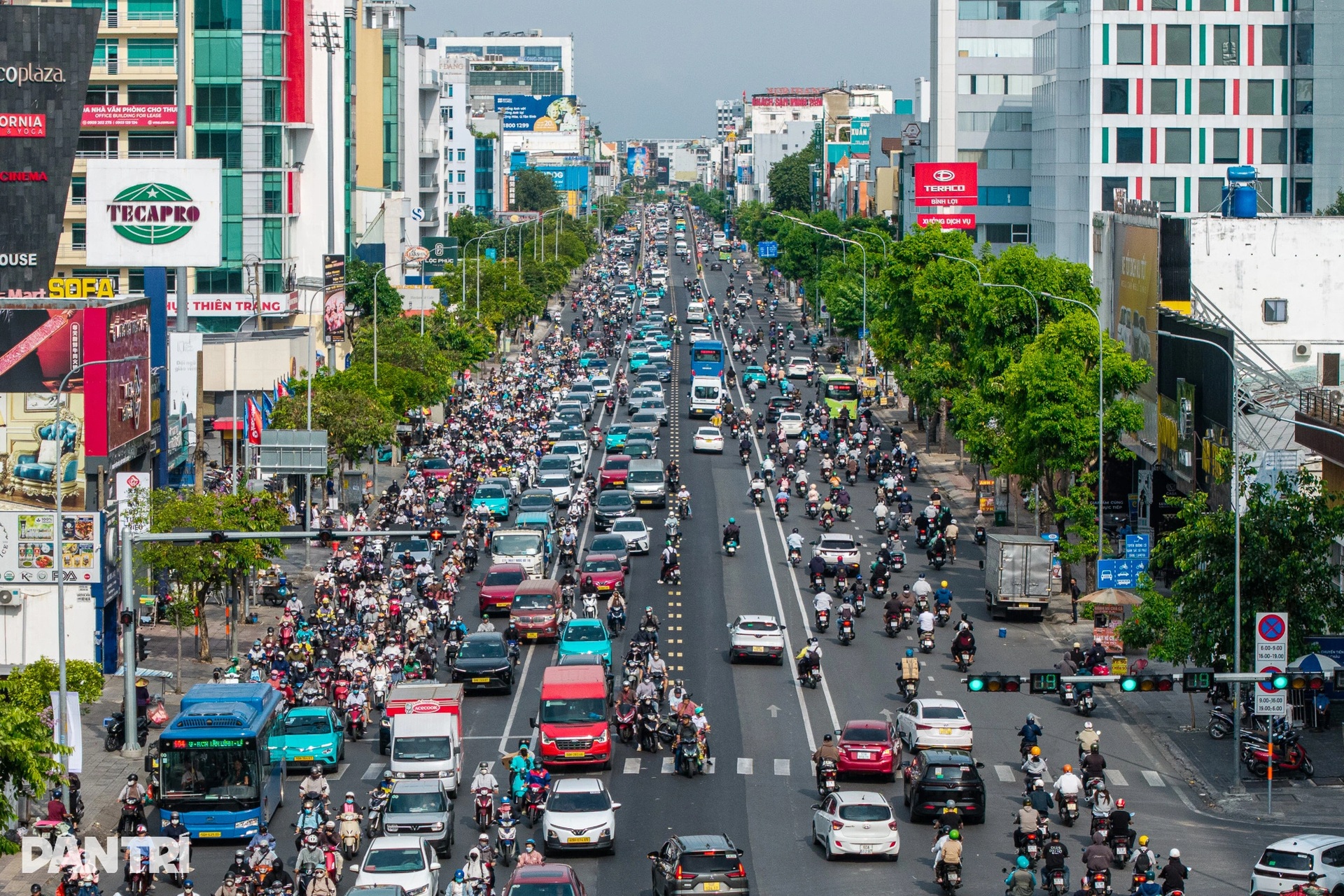 Đường Cộng Hòa thông thoáng khi dỡ dải phân cách, thí điểm phân làn 3 chiều - 1