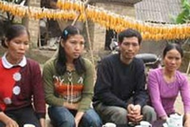 Cả xóm bị… mổ bụng