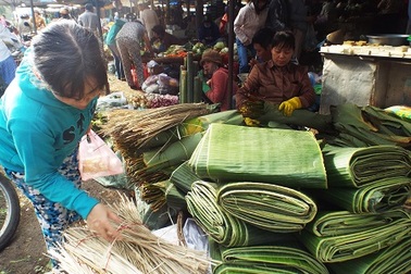 Bánh chưng, bánh tét, lá dong “đắt hàng” ngày cận Tết