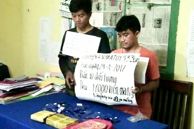 Bắt hai đối tượng người Lào vận chuyển 17.000 viên ma túy vào Việt Nam