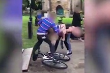 "Bóng hồng đại chiến" đẩy nhau xuống nước vì tranh giành thuốc lá