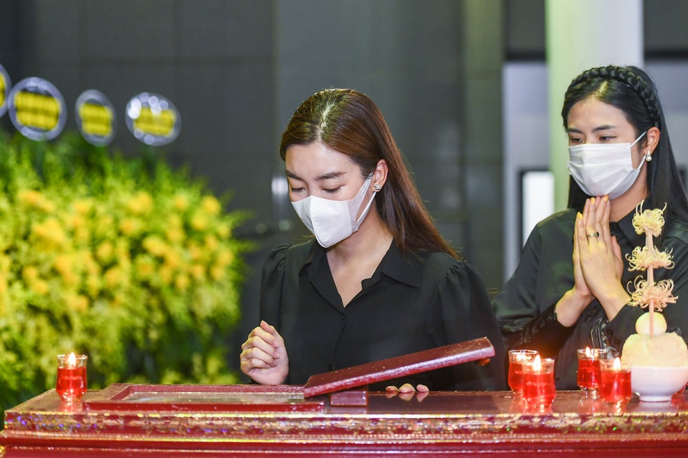 Gia đình, bạn bè đau lòng đưa tiễn Hoa hậu Nguyễn Thu Thủy - 14 Gia đình, bạn bè đau lòng đưa tiễn Hoa hậu Nguyễn Thu Thủy - 14