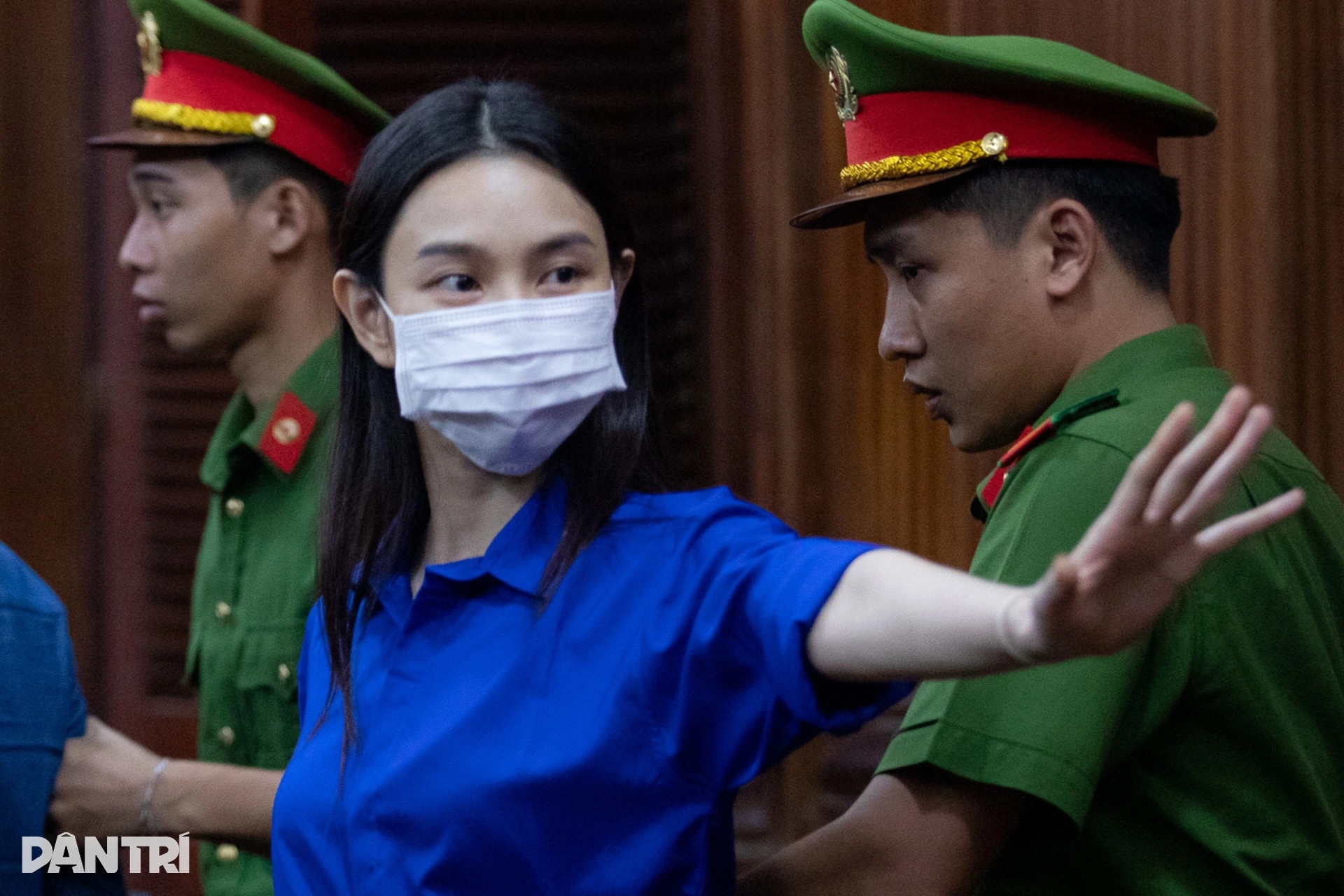 Hoa hậu Thùy Tiên vẫy tay chào người thân sau khi nhận án 2 năm tù - 1