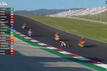 Tay đua bò khỏi mặt đường, thoát chết thần kỳ