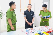 Tên trộm tự đâm dao vào cổ để uy hiếp công an