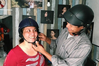 Clip đáng yêu của cặp đôi U50 cover trào lưu “đặt cằm lên tay”