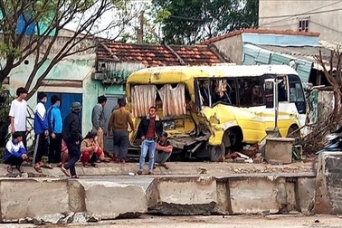 Tai nạn liên hoàn, xe đưa đón học sinh lao thẳng vào nhà dân
