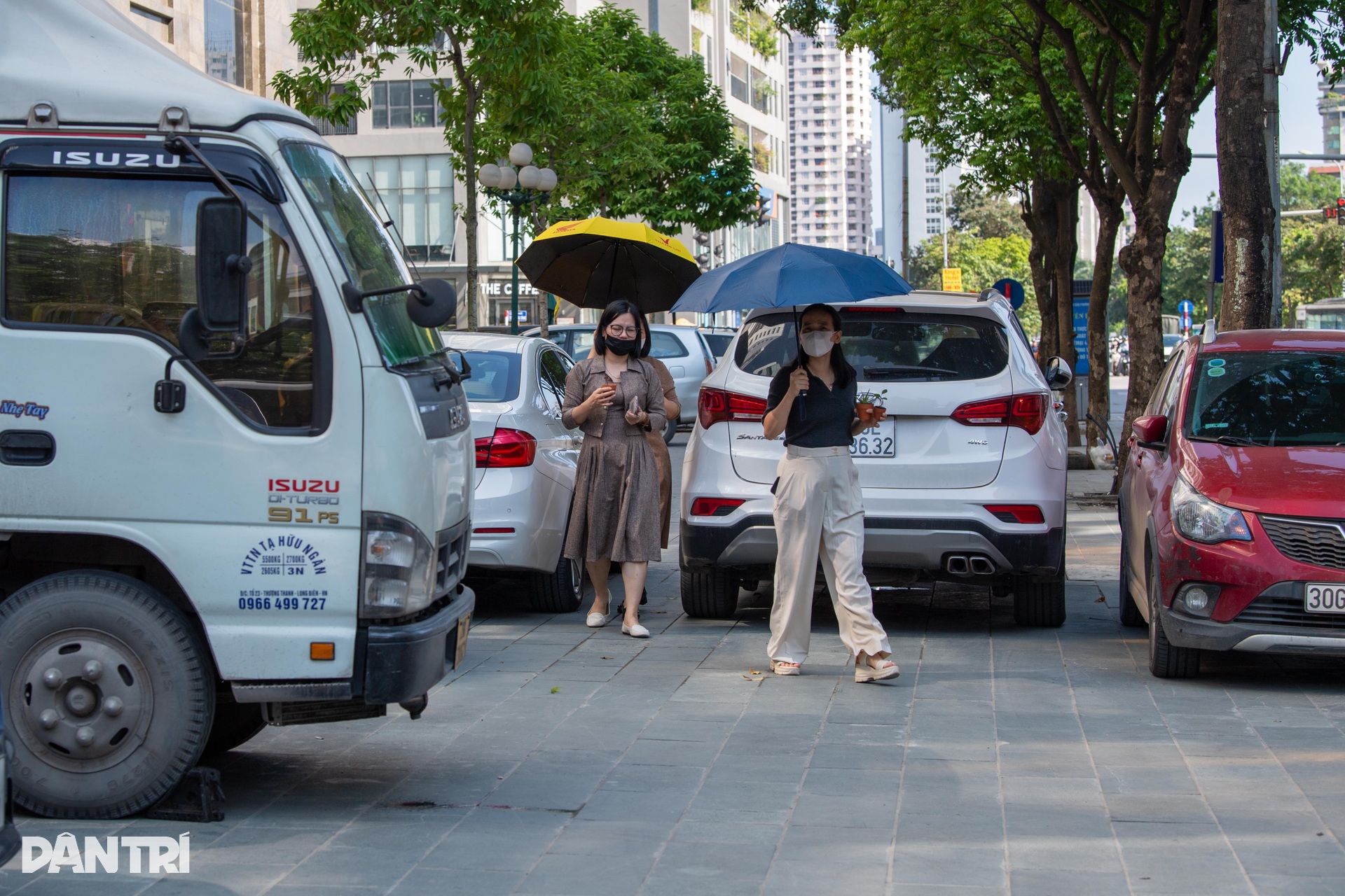 Nhức nhối tình trạng lấn chiếm vỉa hè, đẩy người đi bộ xuống đường ở Hà Nội - 7 Nhức nhối tình trạng lấn chiếm vỉa hè, đẩy người đi bộ xuống đường ở Hà Nội - 7