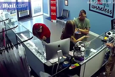 Clip người đàn ông thẳng tay đấm kẻ nhìn chằm chằm vào vòng 3 của bạn gái mình