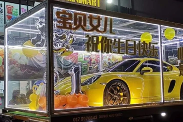 Bố mẹ "ship" xe sang tiền tỷ đến công ty con gái làm quà sinh nhật gây bão mạng