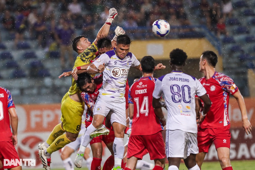 Van Quyet ភ្លឺឡើង Hanoi FC បន្តសង្ឃឹមប្រជែងជើងឯកជាមួយ Nam Dinh - 1 Văn Quyết tỏa sáng, Hà Nội FC níu giữ hy vọng đua vô địch với Nam Định - 1