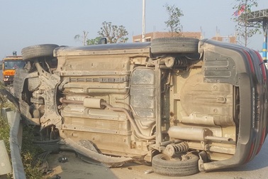 Xế hộp đâm hai xe máy điện, 4 học sinh thương vong