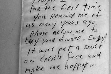 Người đàn ông góa vợ và lời nhắn gây xúc động trên khăn ăn