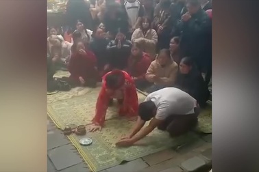 Người phụ nữ giả nhập "thần hổ", cắn áo tại chùa Hương Tích