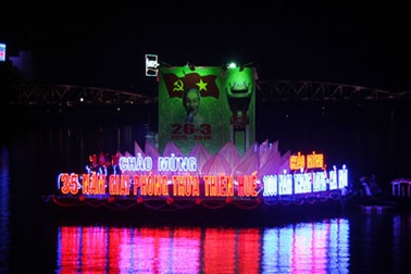 Thuyền hoa lớn nhất từ trước đến nay trên sông Hương 