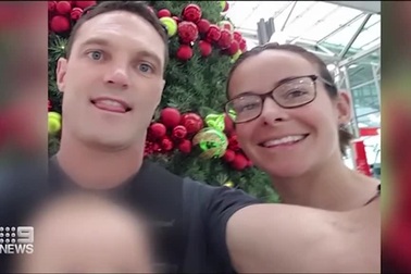 Đấm tới tấp vào đầu cá mập trắng lớn để cứu vợ