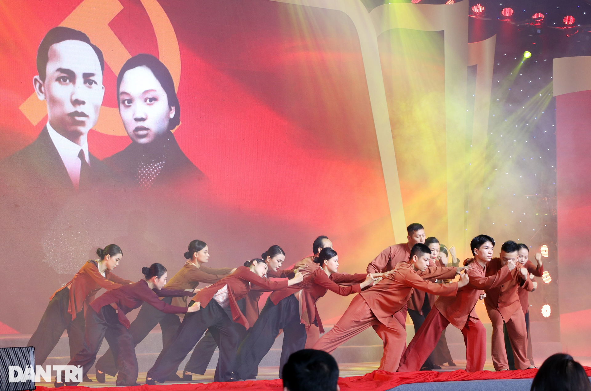Chương trình nghệ thuật xúc động về Tổng Bí thư Lê Hồng Phong - 5 Chương trình nghệ thuật xúc động về Tổng Bí thư Lê Hồng Phong - 5