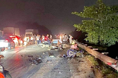 Mô tô thể thao nát bét sau va chạm với xe máy, 3 người tử vong