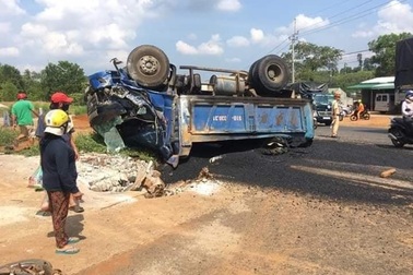 Bà tử vong, mẹ và con nguy kịch vì bị xe tải lùi trúng