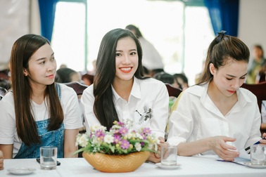 Diệu Ngọc, Lệ Quyên tặng quà cho học sinh nghèo