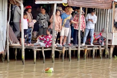 Mẹ khóc ngất tìm con 4 tháng tuổi, nghi rơi sông mất tích khi đang ngủ