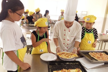 Vào hè, học sinh tiểu học hóa “đầu bếp nhí”