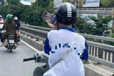 Vừa lái xe máy vừa xem TikTok, nữ sinh 19 tuổi bị phạt 1,4 triệu đồng
