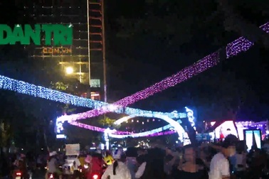 Video: Mãn nhãn với màn trình diễn pháo hoa từ xà lan trên sông hàn (Đà Nẵng) kỷ niệm Quốc khánh