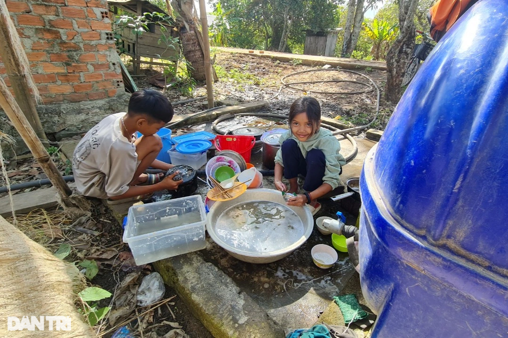 Trao hơn 320 triệu đồng giúp 5 anh em mồ côi tại Buôn Đôn - 3