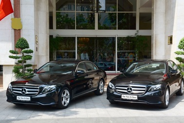 Mercedes-Benz Việt Nam bàn giao bộ đôi E 250 thế hệ mới cho khách sạn Rex