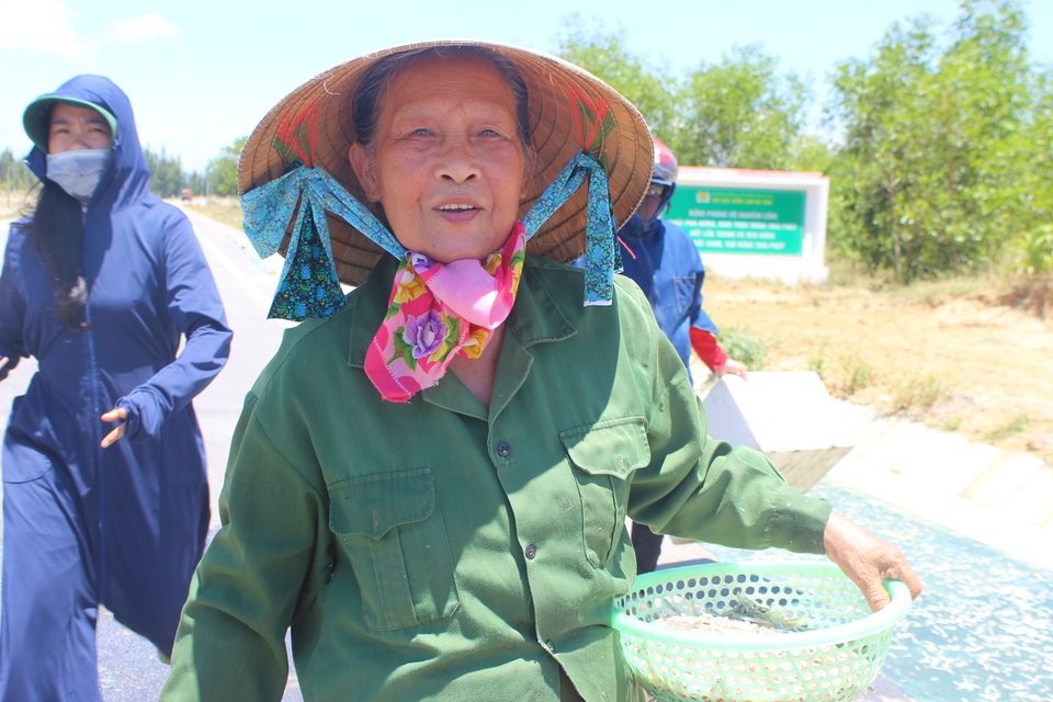 Lộc biển bất ngờ, ngư dân hối hả “cướp nắng” kiếm tiền triệu - 1 Lộc biển bất ngờ, ngư dân hối hả “cướp nắng” kiếm tiền triệu - 1