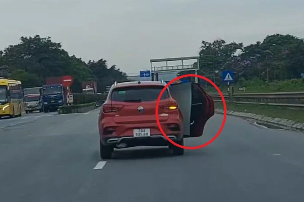 Nữ tài xế không đóng cửa xe ô tô khi chạy trên quốc lộ - 1 Nữ tài xế không đóng cửa xe ô tô khi chạy trên quốc lộ - 1