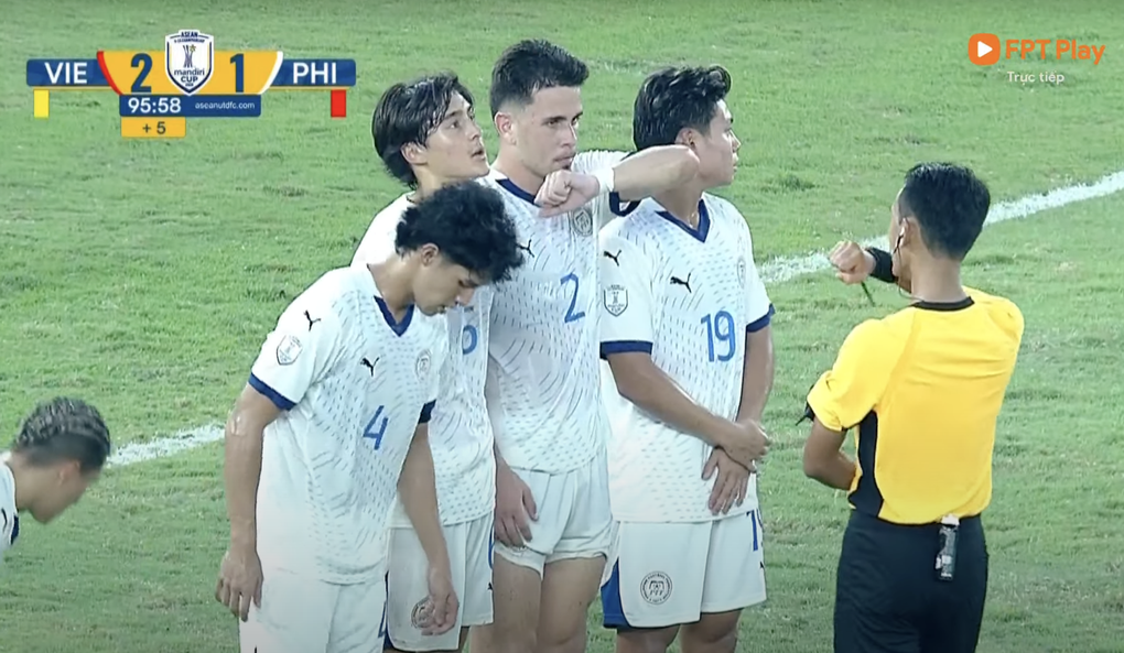 Sự cố hy hữu: Trọng tài rút thẻ đỏ nhầm người ở trận đấu của U23 Việt Nam - 3 Sự cố hy hữu: Trọng tài rút thẻ đỏ nhầm người ở trận đấu của U23 Việt Nam - 3