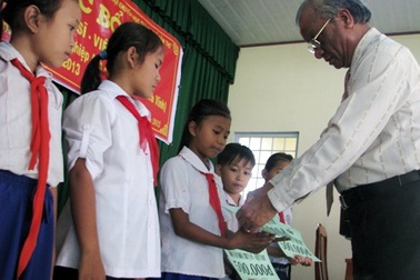 Trà Vinh: Trao 50 suất học bổng cho học sinh nghèo huyện Trà Cú