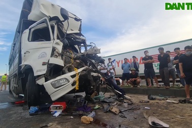 Đầu xe tải biến dạng sau cú đâm va kinh hoàng, tài xế mắc kẹt trong ca bin