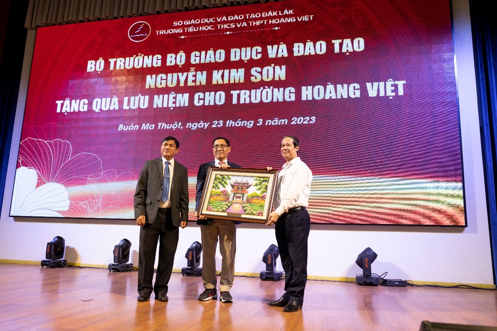 Lãnh đạo Bộ GDĐT thăm trường Tiểu học, THCS và THPT Hoàng Việt - 5 Lãnh đạo Bộ GDĐT thăm trường Tiểu học, THCS và THPT Hoàng Việt - 5