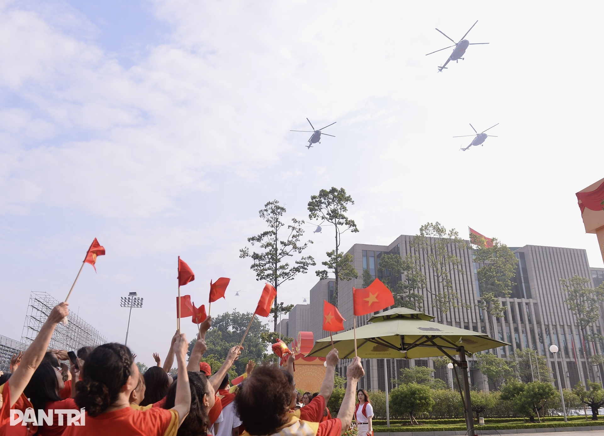 Hình ảnh 10 trực thăng Không quân Việt Nam kéo cờ trên Quảng trường Ba Đình - 2 Hình ảnh 10 trực thăng Không quân Việt Nam kéo cờ trên Quảng trường Ba Đình - 2