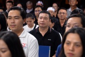Hàng trăm người cầu nguyện cho đạo diễn, người thầy Nguyễn Vinh Sơn