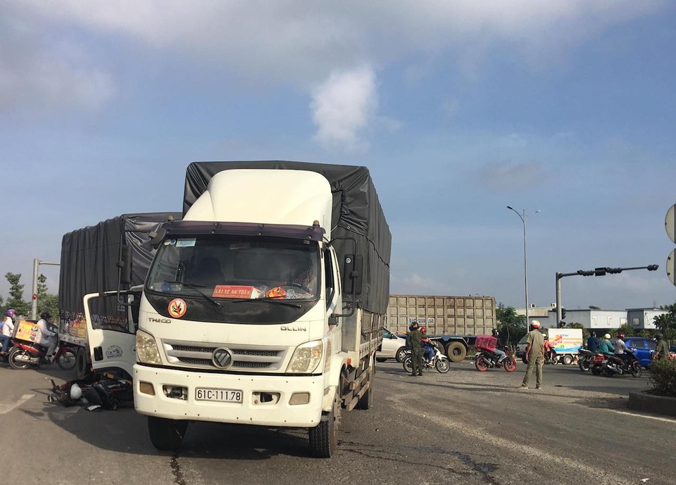 Xe container tông hàng loạt phương tiện đang dừng đèn đỏ - 3 Xe container tông hàng loạt phương tiện đang dừng đèn đỏ - 3