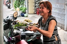 Bà chủ quán ốc nuôi ước mơ "sống thật": Tiếc thời đeo vàng đỏ tay!