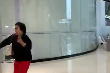 Cảnh hỗn loạn tại trung tâm thương mại khi binh sĩ Thái Lan xả súng hàng loạt