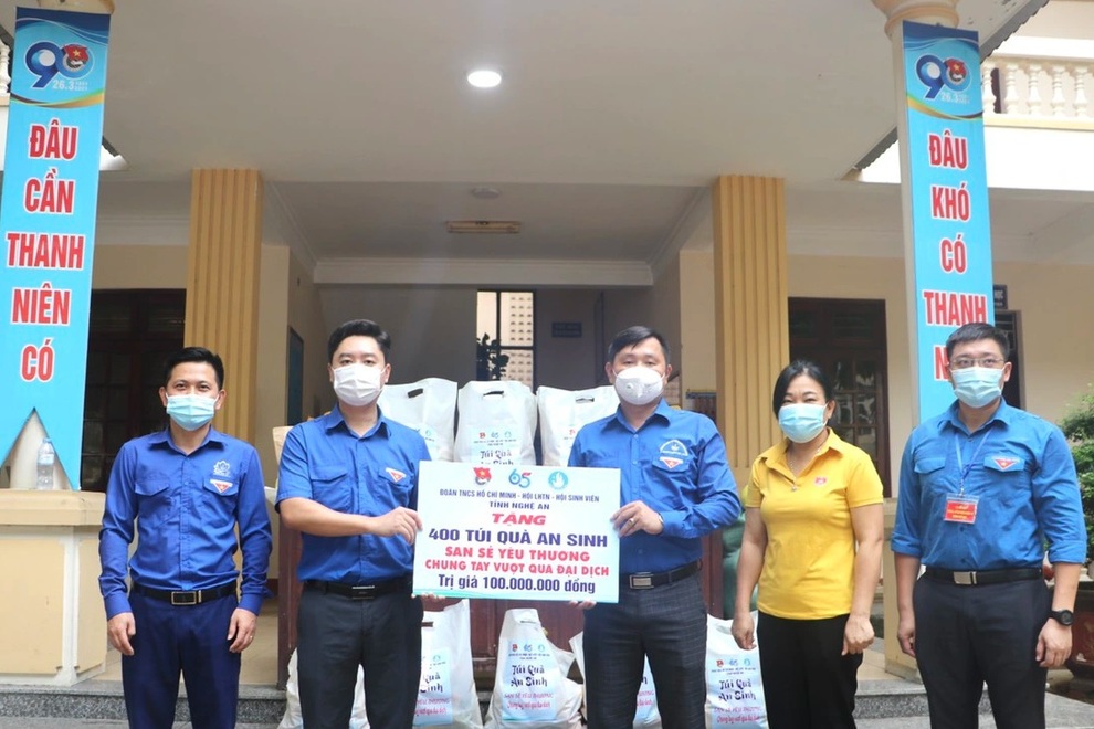 555714418721717f2830.jpeg Tỉnh đoàn Nghệ An trao 400 túi quà tới các gia đình có hoàn cảnh khó khăn, sinh viên các trường đại học, cao đẳng trên địa bàn thành phố Vinh gặp khó khăn bởi đại dịch Covid-19.