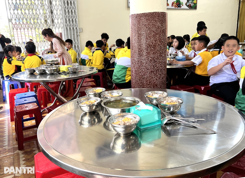 Vụ suất ăn trường học bị tố không đảm bảo: Đầu bếp tố cáo đã nghỉ việc - 3 Vụ suất ăn trường học bị tố không đảm bảo: Đầu bếp tố cáo đã nghỉ việc - 3